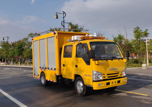 五十鈴雙排1500方救險(xiǎn)車